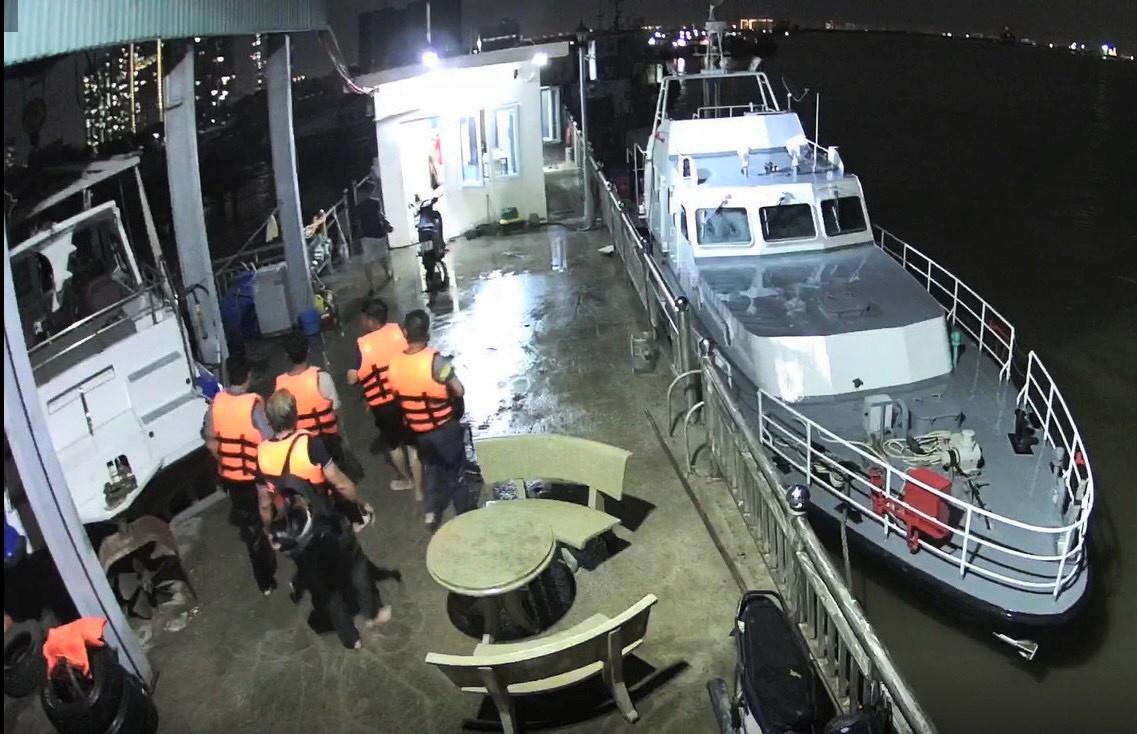 TP.HCM: Chìm tàu cao tốc trên sông Nhà Bè, 5 người vừa bơi vừa thổi còi kêu cứu