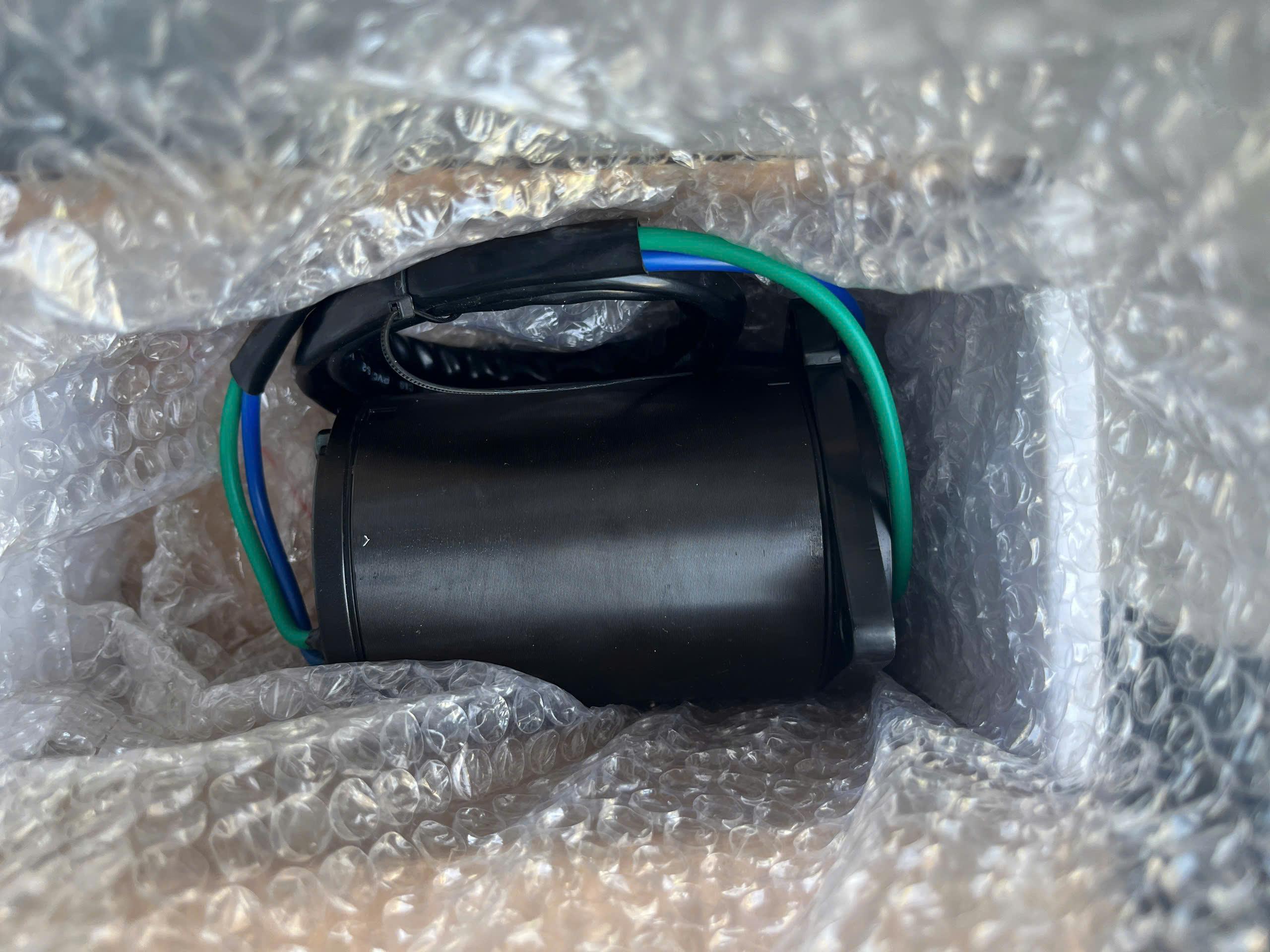 Motor ben (Trim/Tilt motor) – “trái tim” điều khiển góc máy ca nô